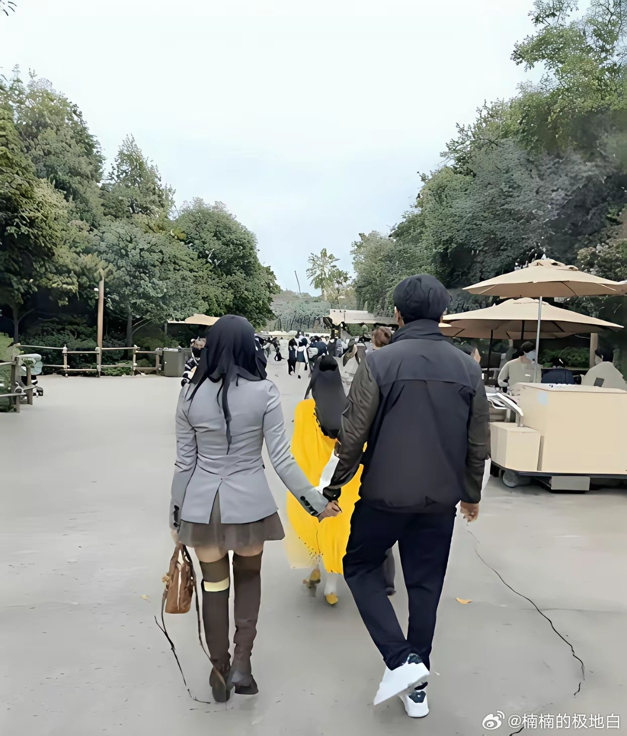 别嘲讽伊能静装嫩了，57岁还能有这样的身材，如果是我我也穿超短裙。中年人都知道，