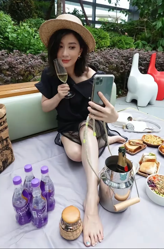 贾静雯，160cm，光脚野餐玩自拍，好美啊！