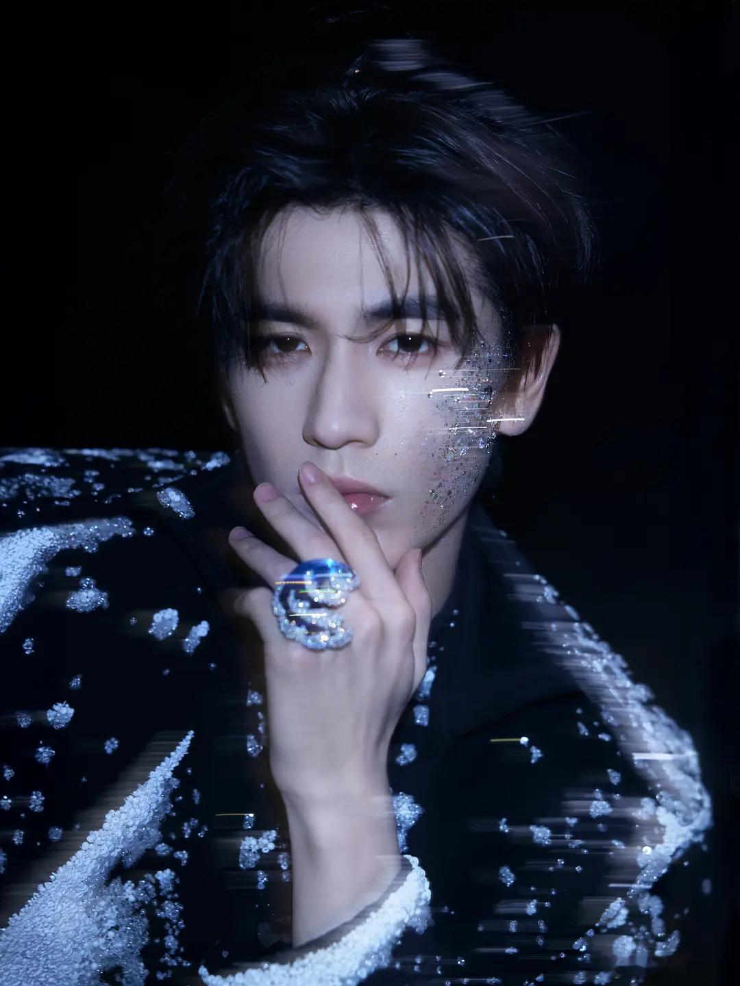 也只有张凌赫才能撑起这套高定了～​​​