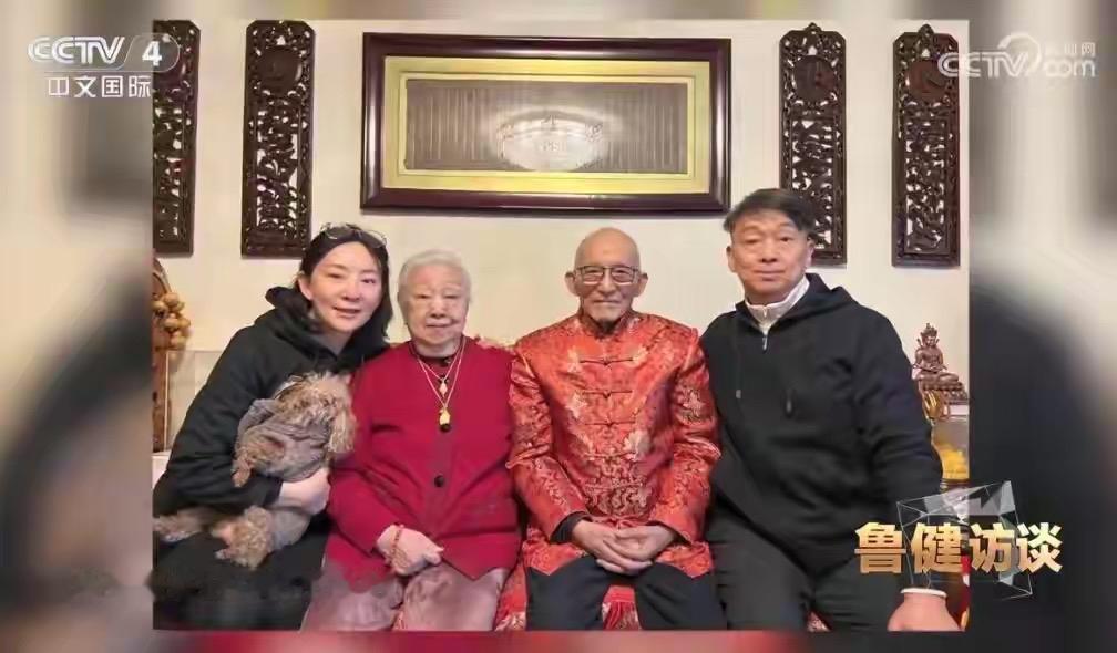 图一：游本昌与夫人杨慧华及一双儿女的全家福图2:游本昌夫妻与女儿的合照游本