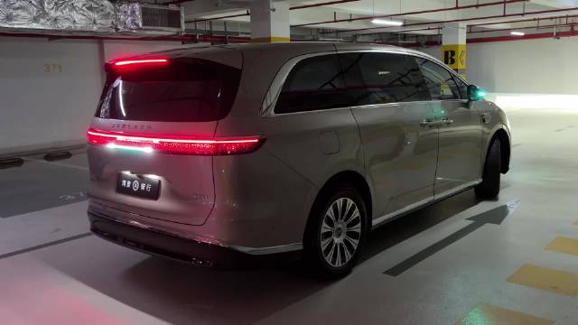 5米的享界V8开起来比小车更灵活#太离谱了[惊恐] ​​​
