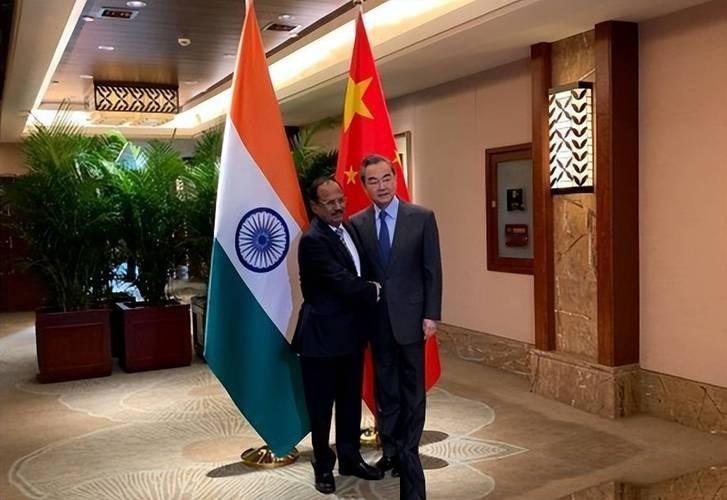 就在踏上回国专机的前一刻，咱们的外长专门腾出时间，见了一个印尼的重量级人物。这可