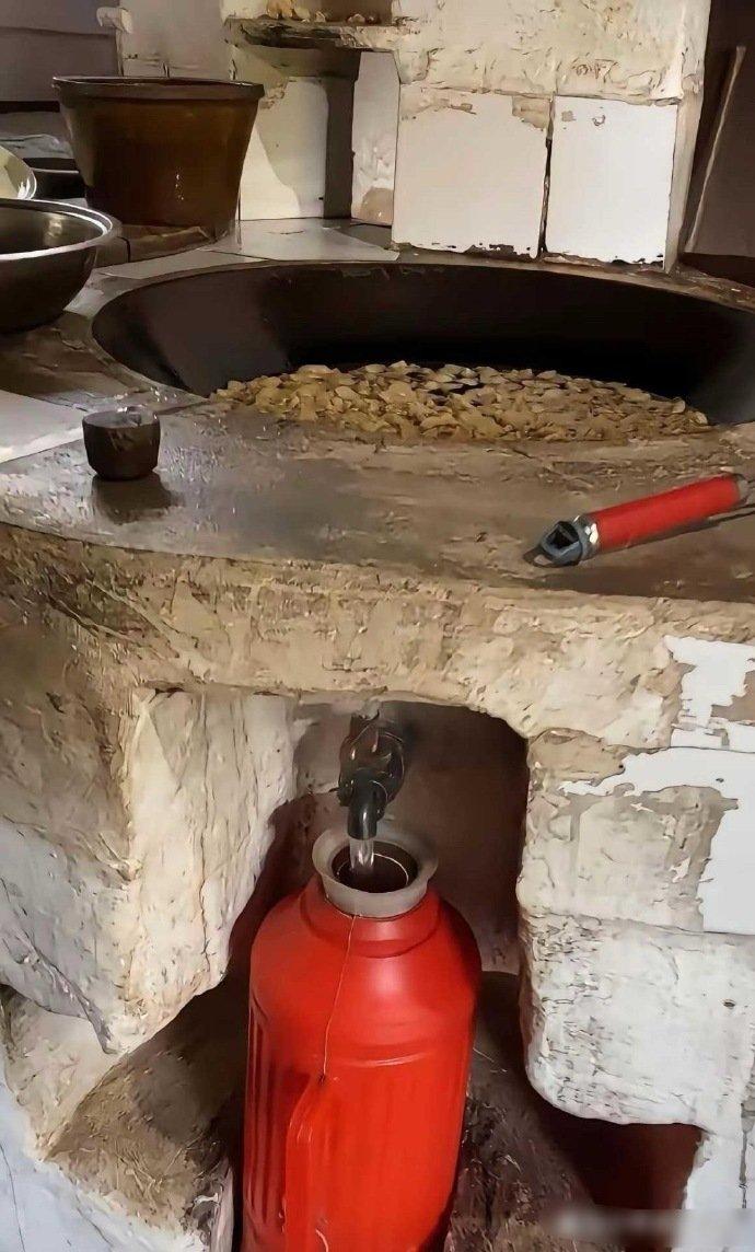 活了40年，第一次见这种灶台，不得不佩服老一辈的智慧！回老家吃席，在厨房转了一