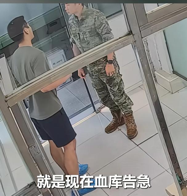 “让人瞬间泪目！”湖北武汉，一名退役军人匆匆赶到海军工程大学门岗。他拿出证件，称