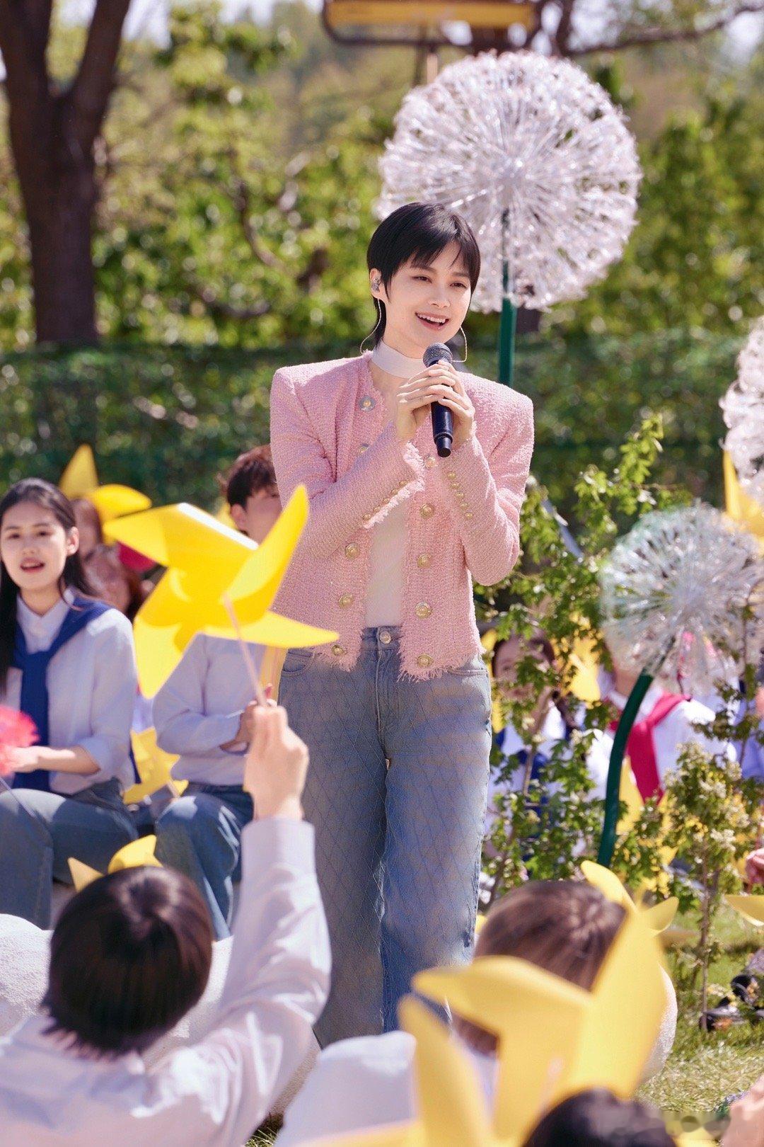 李宇春与劳动者同唱和你一样 五一劳动节快乐🙌在今晚的央视五一晚会上，