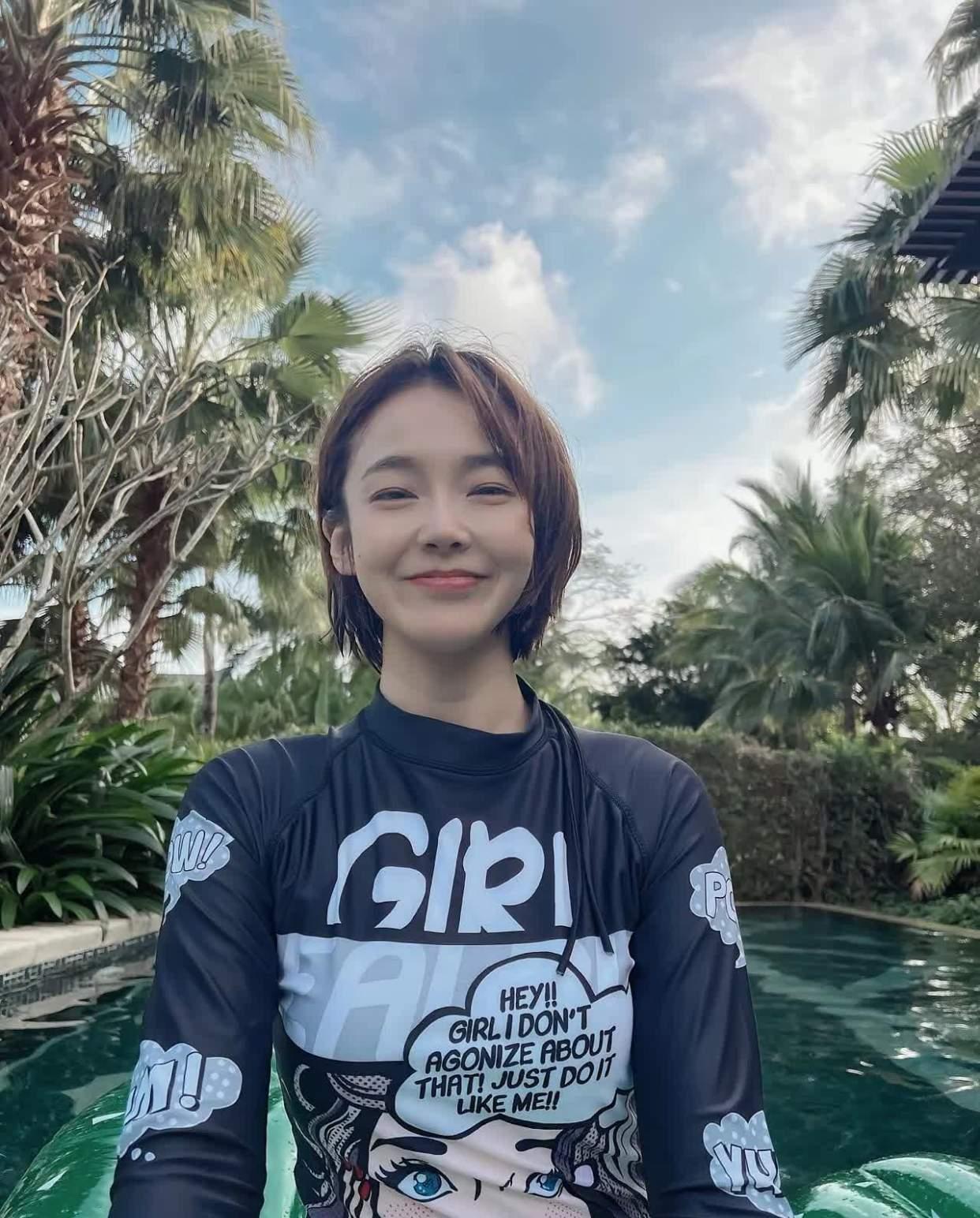 差点没认出张佳宁来，她在泳池里的美丽照片中展现了修长的双腿