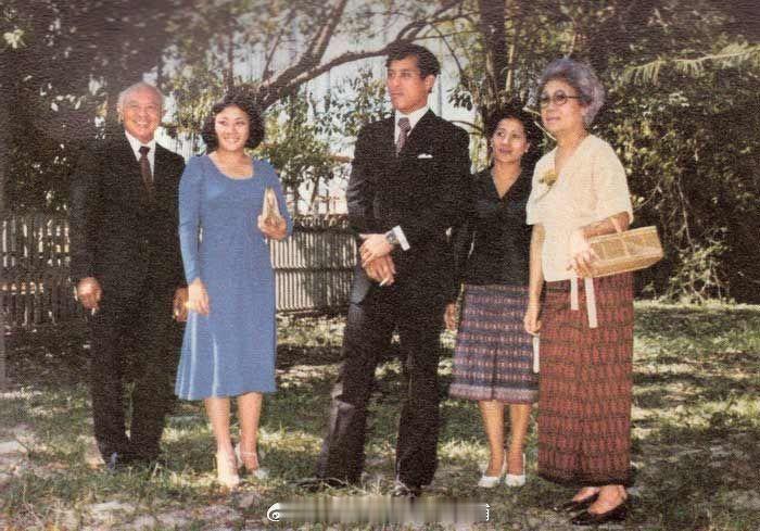 王室王室泰国王室总算想起来他还有个舅母暹罗王室公告：2026年2月7日，已故的