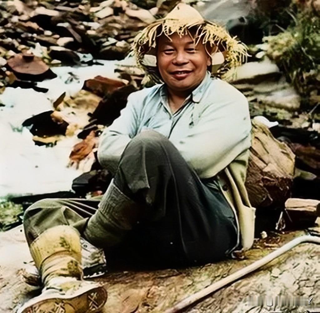 一张老照片，拍摄于上世纪60年代，大家看看戴着破草帽坐在小溪边的这人是谁？这才是