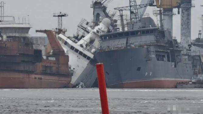 俄罗斯这下损失大了，25日一艘停泊在列宁格勒维堡造船厂的22550型武装破