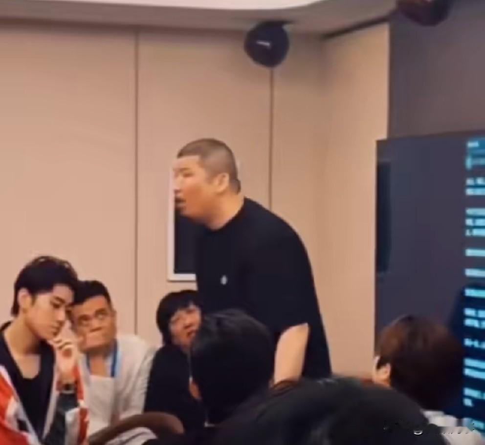 二驴现场授课总结，高谈阔论气场全开！选定桐桐、爽儿争抢“驴家一姐”位置，引导直播