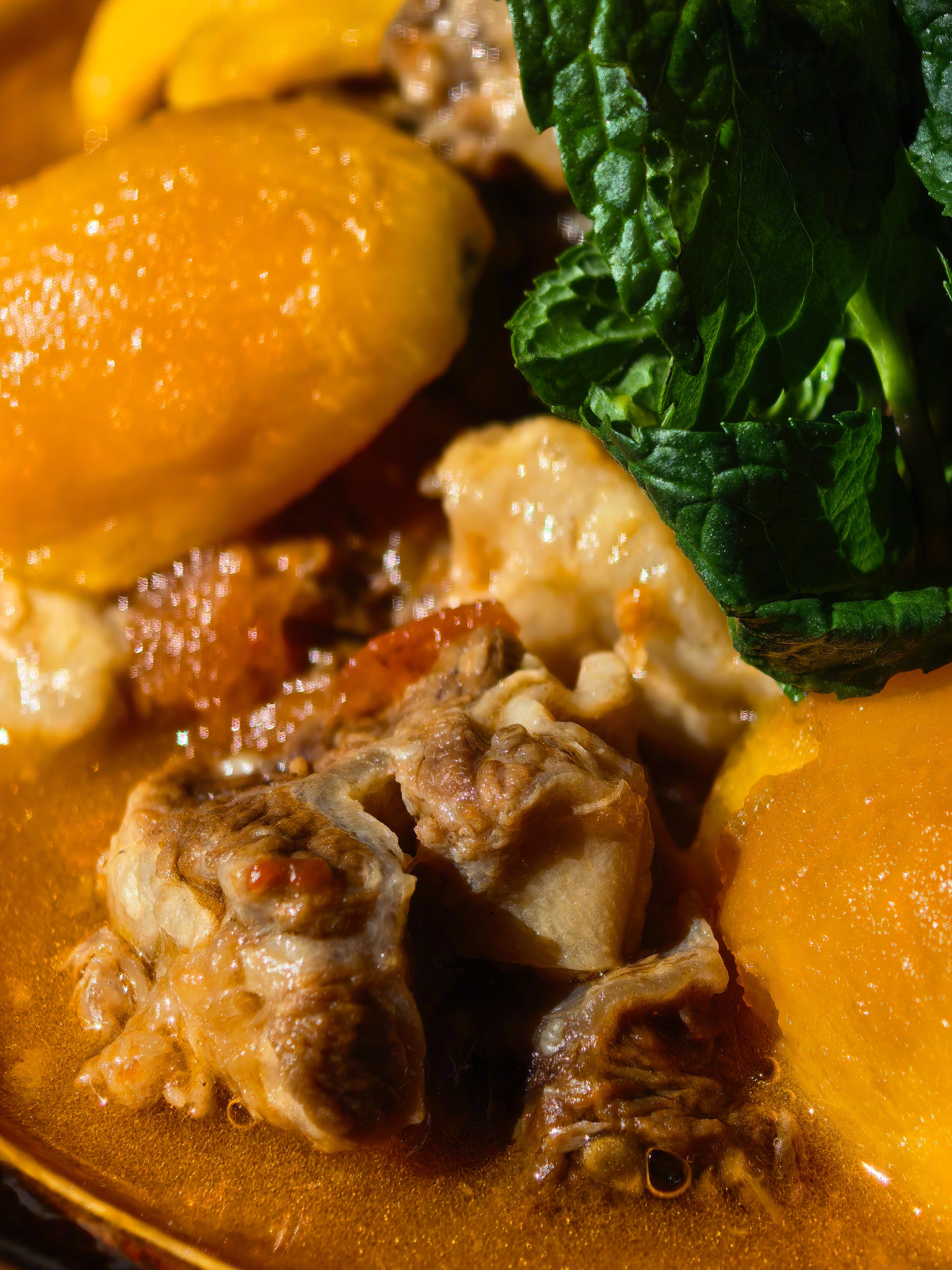 今天中午吃鸡汤+番茄牛腩。