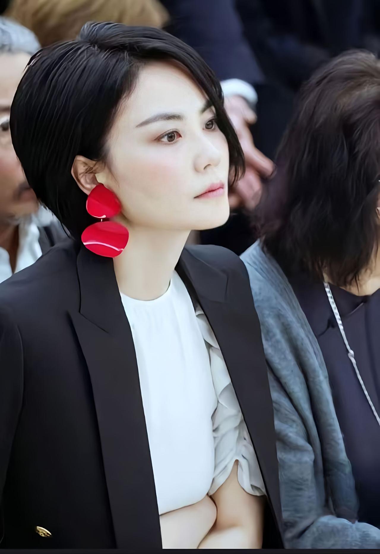 如何看王菲这个人？怎么看王菲？没法看。她是天边的一缕云，你看得见，够不着。