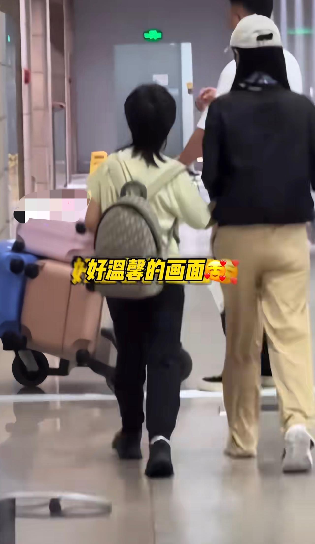 9岁半小海绵和妈妈现身机场，他长得真高，已经一米五了，背着迪奥书包很阔气，从小就