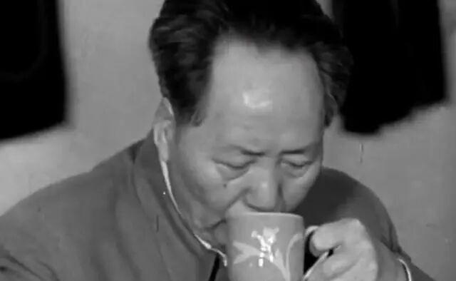 根据毛泽东身边卫士回忆，他常年有一个饮茶习惯：习惯在前一晚备好一杯浓茶，第二天清