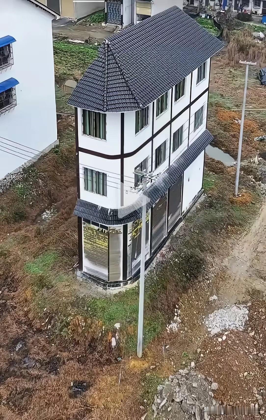 看起来宅基地也不小，不明白房主干嘛把房主盖的这么窄。