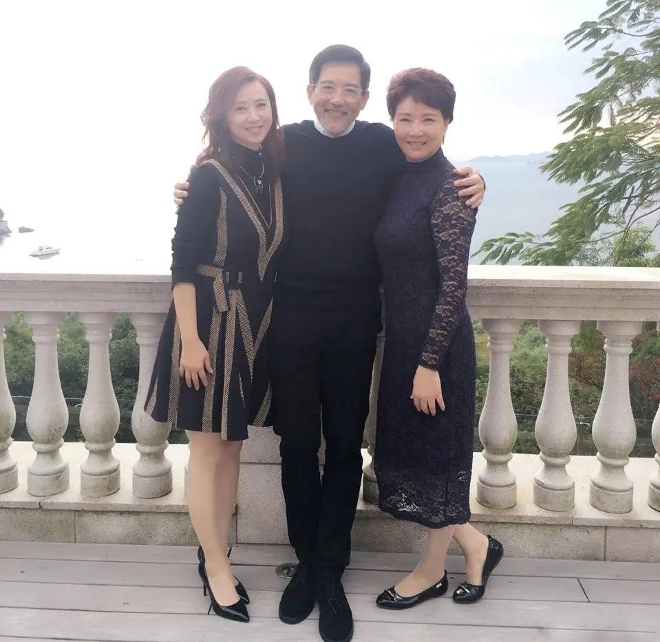 翁虹跟这个男的合影了，真替另外一个女人感到担心！如果这个男的跟另外一个女的是夫妻