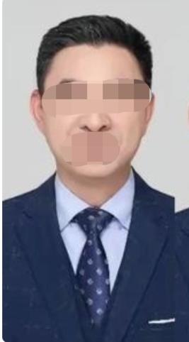 是不是这个男子！在飞机上逼得空姐下跪道歉的这个男子的身份，被一些网友扒了出来，有
