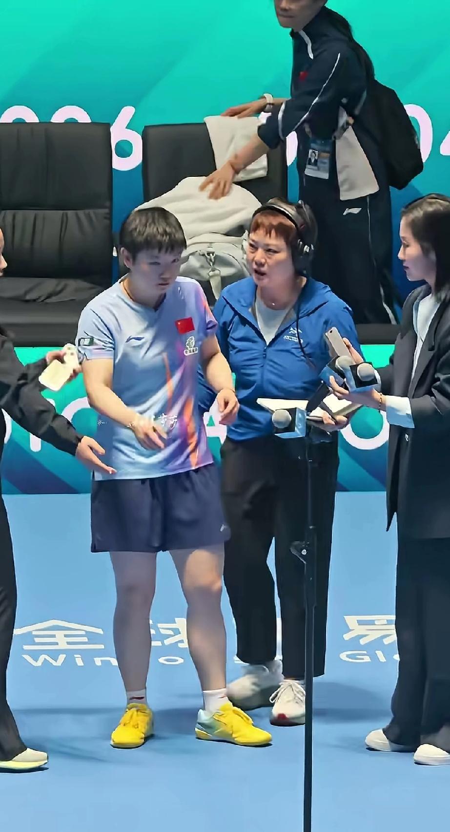 笑翻了！来个人，赶紧指导下世一们，站在哪里采访。莎莎比赛完，直奔话筒区，以为