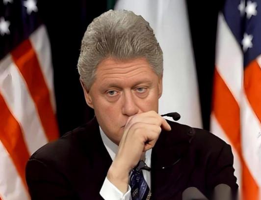 克林顿走的时候，给美国留下一个金山，国库里塞着两千多亿美元的净盈余，那时候，联邦