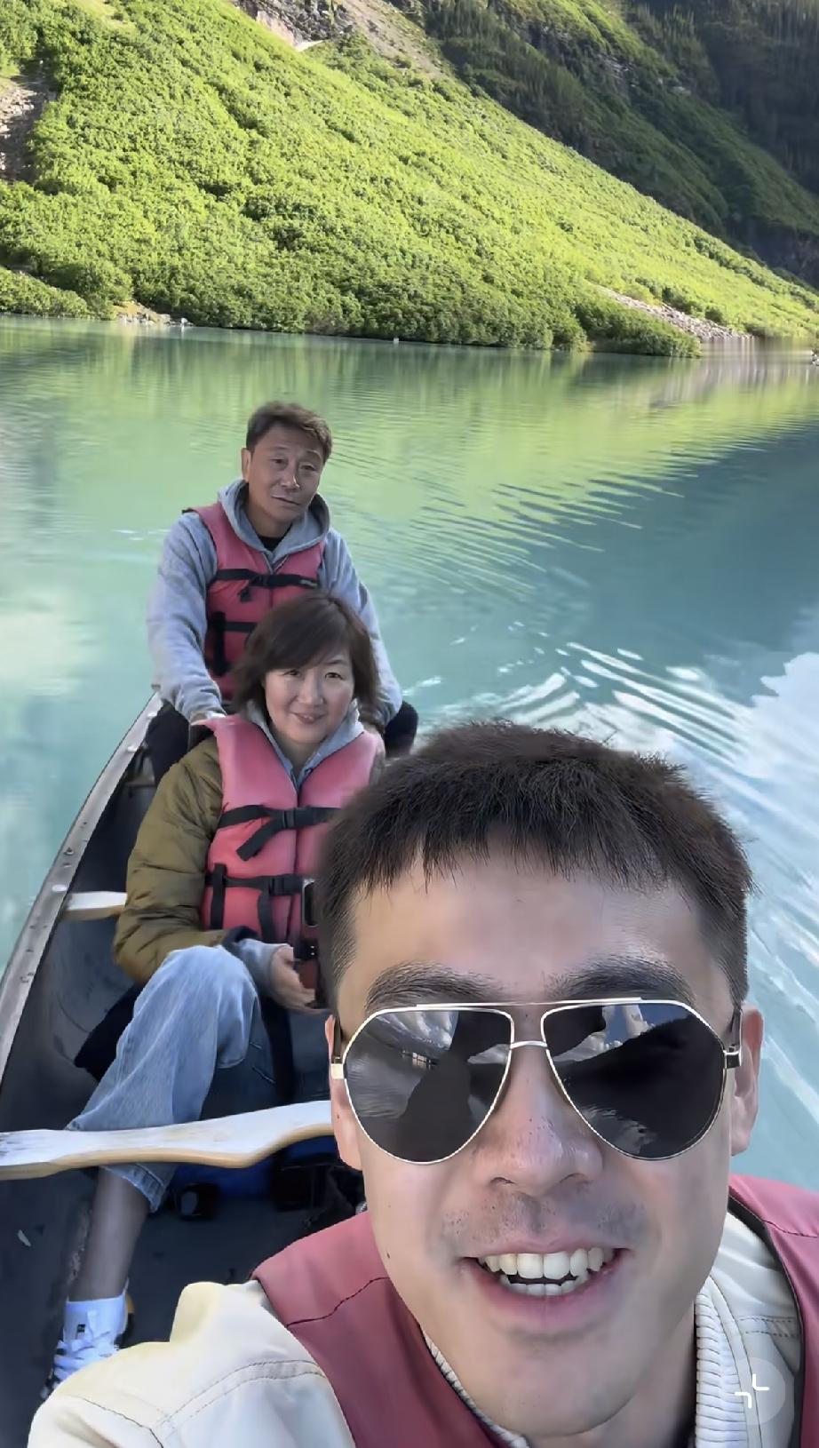 7月11日，那英前男友高峰带现任妻子范春玲到加拿大路易斯湖旅游，高峰紧紧守护在妻