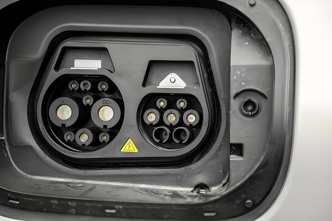 关于入手新能源汽车，众多的过来人，反复都重申了一句话！如果你的资金很充足不差