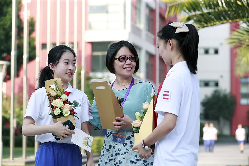 教师好难当啊，一位美女教师在教师节那天没有接受学生礼物，被家长批评哭了！教师