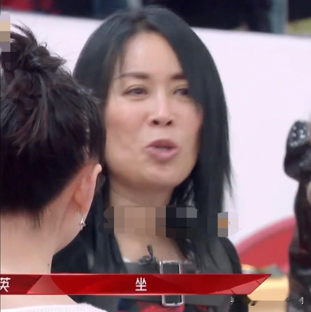 那英东北人大嗓门就是好使：岁数大的坐主桌[呲牙笑][呲牙笑][呲牙笑]如果不这样，俩小