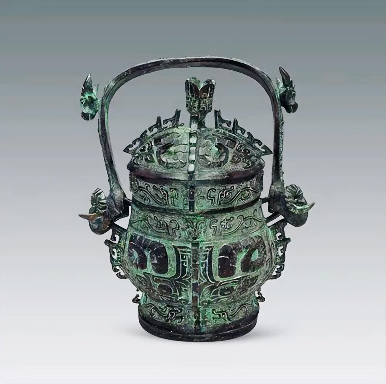 1982年，两个农民捡到一个瓶子后，一阵香气袭来，可里面液体竟呈绿色，他们便十分