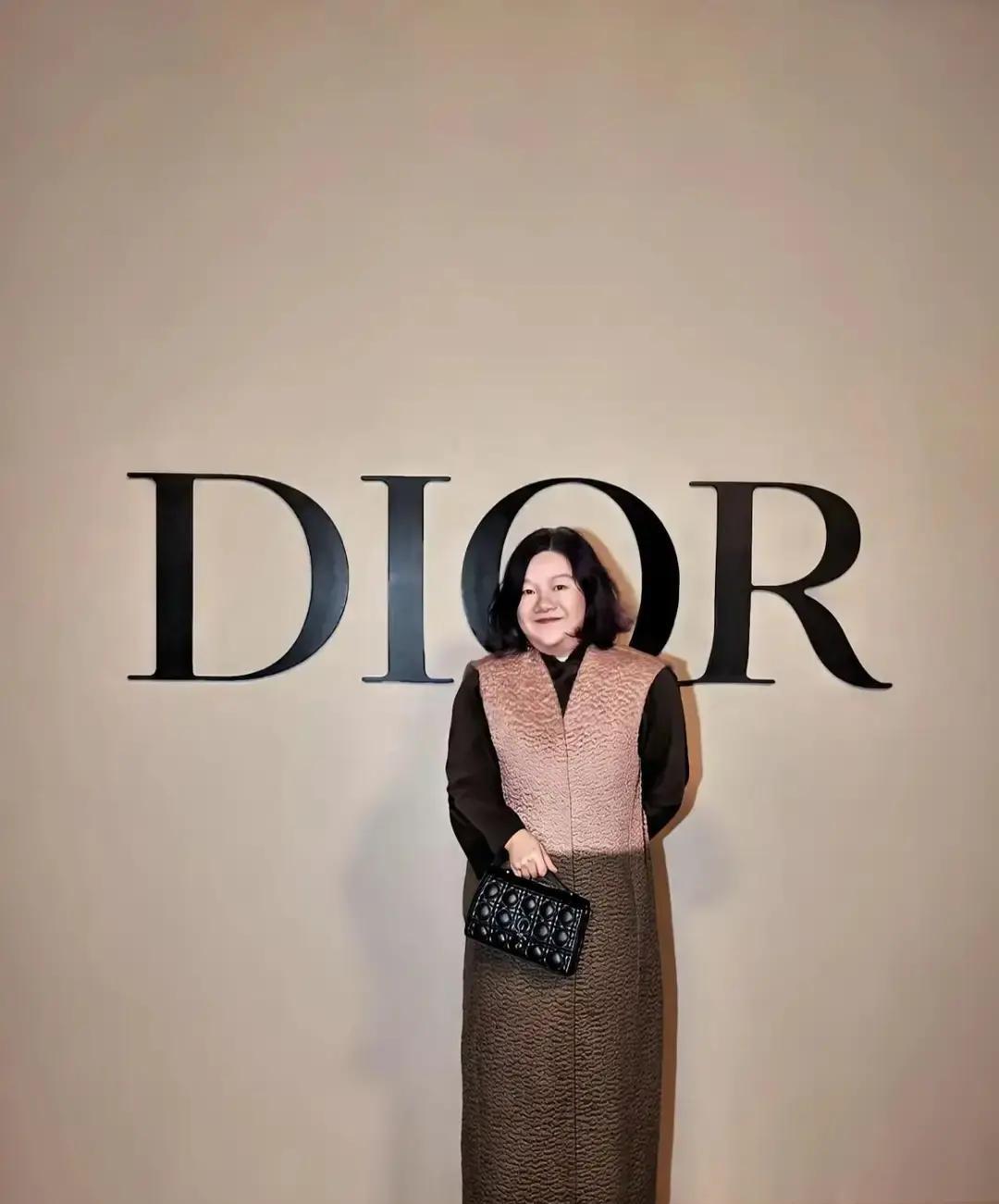 花一万五买件看不出牌子的外套？洪晃在三里屯被拍到的这件灰大衣，让所有追逐爆款的