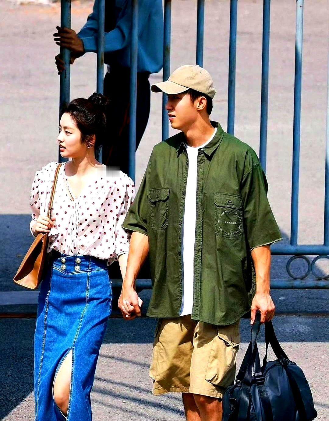 现偶剧终于不拿高定糊弄人了，这套基础款直接把荷尔蒙拉满。镜头里黄景瑜套件军绿