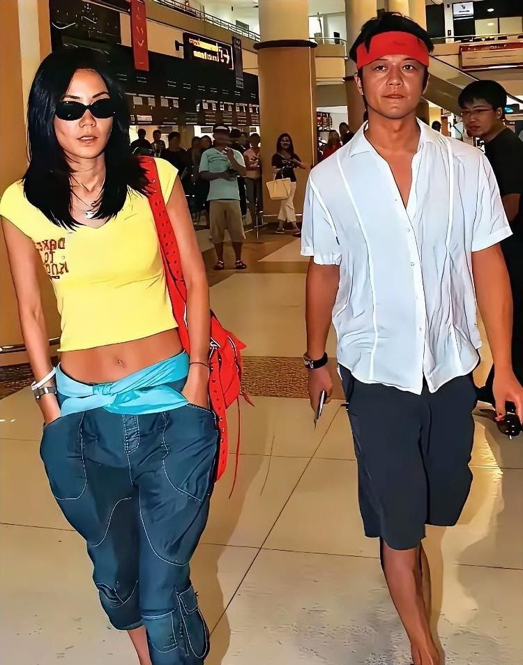 看这张旧照，时尚是真时尚。但那股别扭劲儿，隔着屏幕都闻到了。你说，当年怎么就