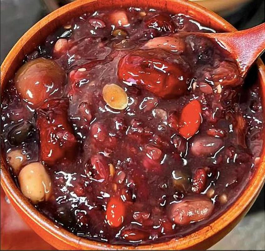 腊八粥暖人心每年的腊月初八，有的地方的人们也习惯地称为腊八节，比较标配的就是