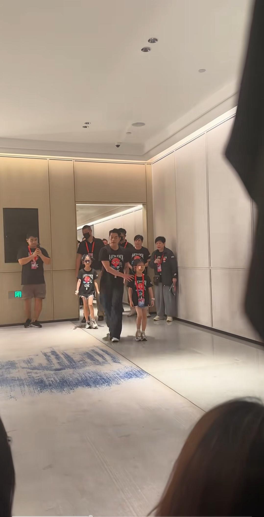 郭富城，领两个女儿出门简直太炸裂了。