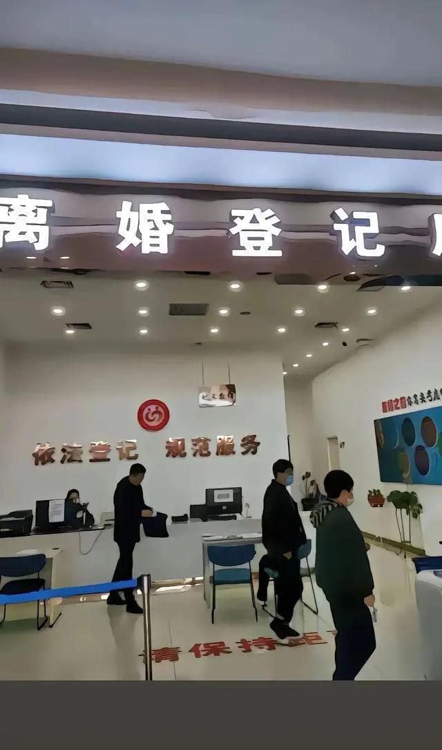 辽宁大连，男子偶然发现妻子和他好友有一腿，夫妻两人因此闹到离婚，谁料，到民政局后