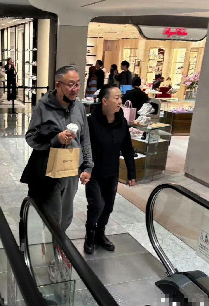 刷到网友偶遇宋丹丹和她富豪老公逛街了！俩人打扮挺低调，看着就是普通夫妻日常出街。