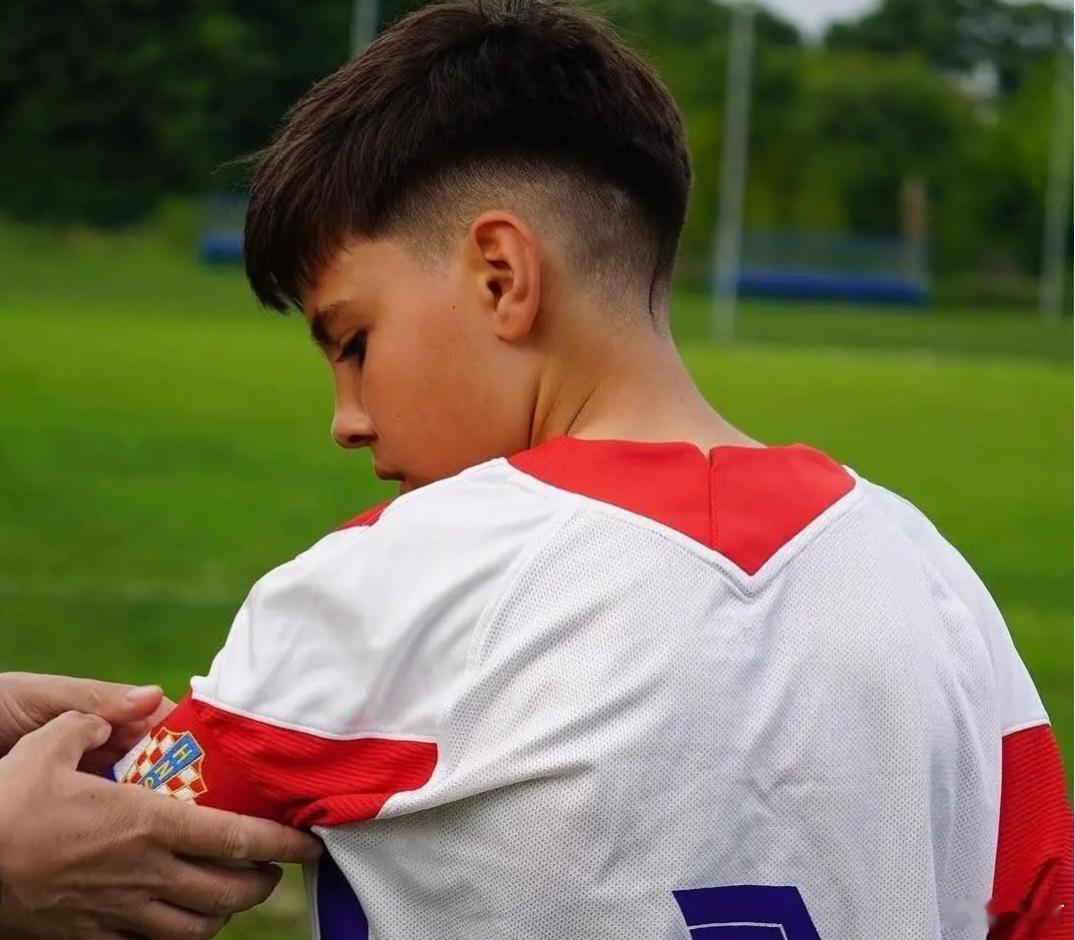 克媒SportskeNovosti援引罗马诺的消息称克罗地亚U15国脚伊曼纽尔