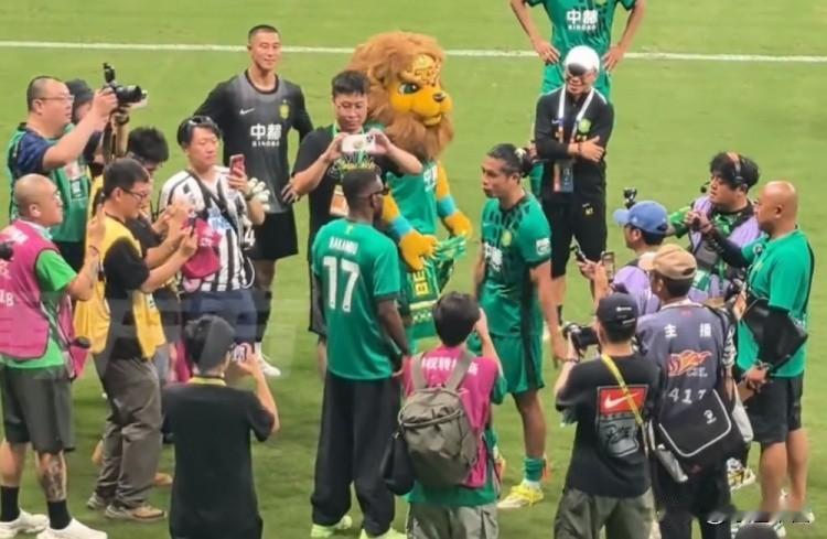 7月17日国安主场赛后一幕戳中不少球迷，现役26号中卫柏杨，和重返工体观赛的功勋