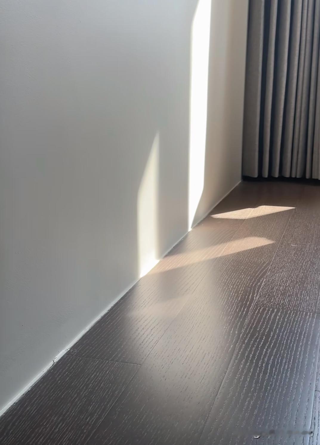 无踢脚线一时爽明年还得安上…..图一无踢脚线有多高级。图二图三地暖一开