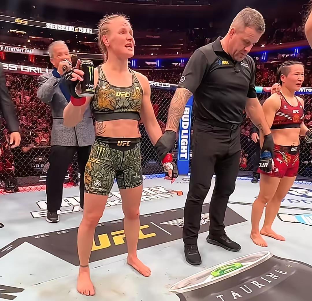 生于1990年，身高163的中国综合格斗选手张伟丽最后以45:50输给了比她身高