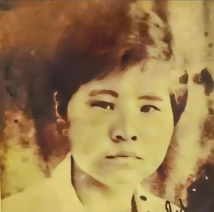 1940年，双枪女英雄李林被日军困在破庙，日军破开门、一拥而入的瞬间，所有人都