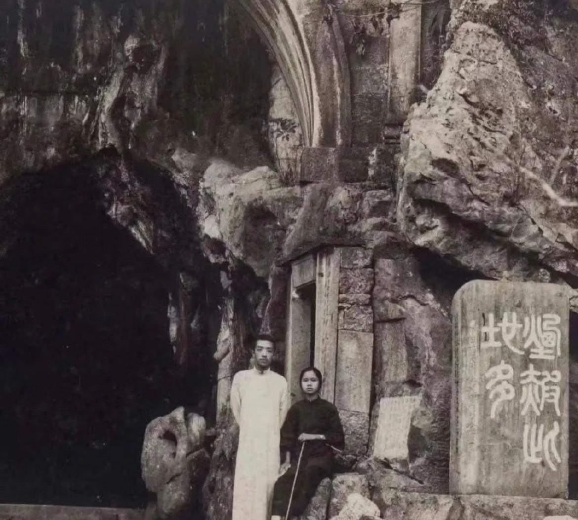 1923年夏秋之际，胡适与曹诚英在杭州烟霞洞的合影，这段婚外情是民国经典谈资。