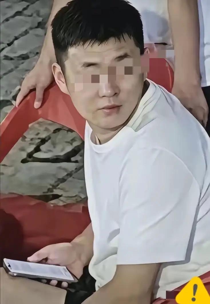 监控里那个十来岁的男孩回头看了一眼，就这一眼，这个家庭给他种下的东西，一辈子都拔