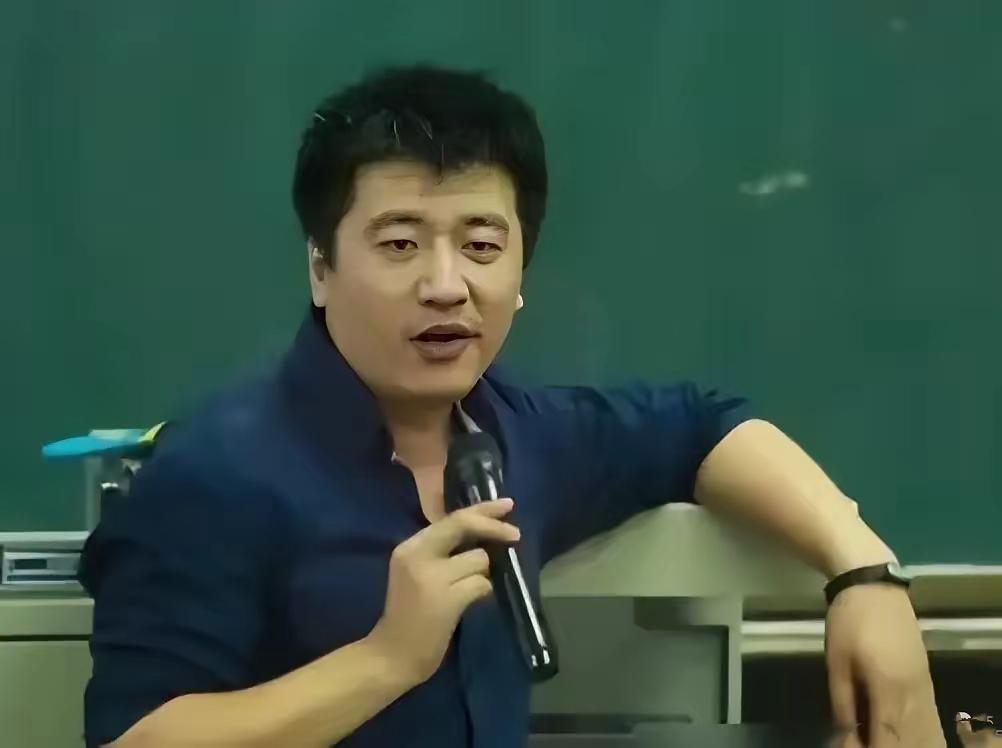 我觉得现在最心痛的，肯定是他的母校郑州大学。每年50万，一连6年，300万