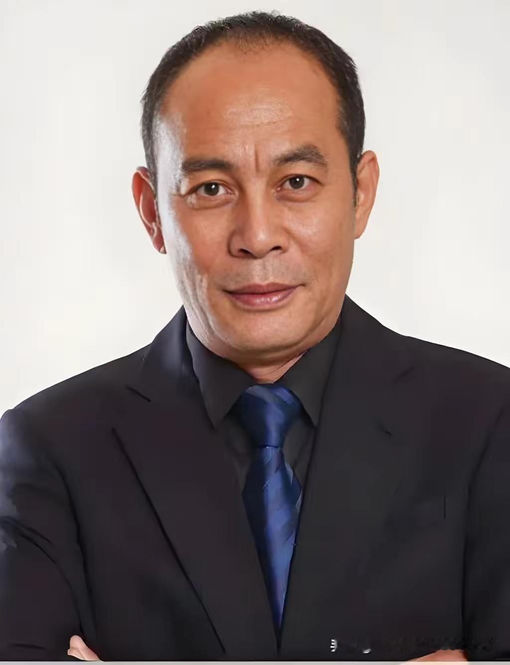 演员张光北说：“有次我出差回来，我女儿去机场接我，但我出来后，却看到她奔向了另外