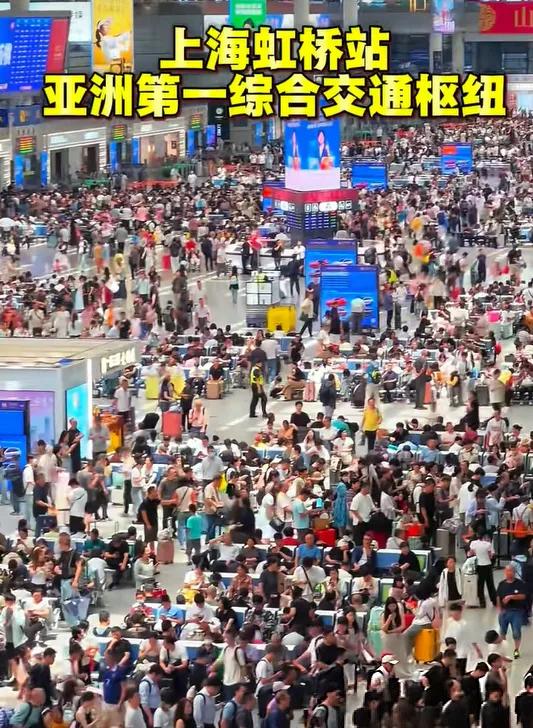 别再拿普通高铁站碰瓷虹桥了！很多人以为，虹桥不就是机场挨着火车站？真去过才懂