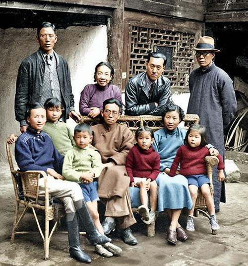 1937年全面抗战爆发后，北平、天津沦陷，清华大学、北京大学、南开大学被迫南迁：