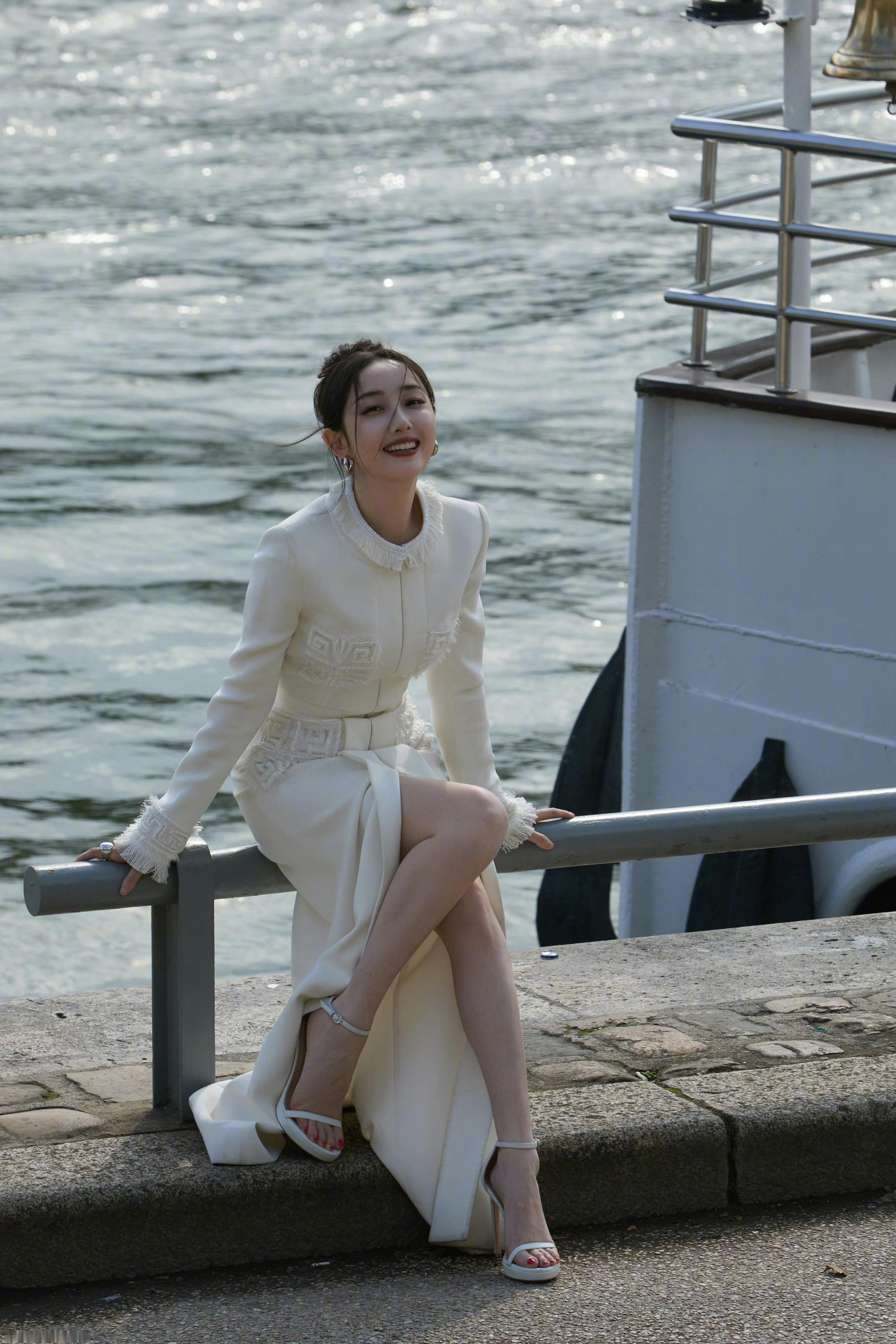 蒋梦婕巴黎时装周塞纳河打卡，一袭白裙简约唯美