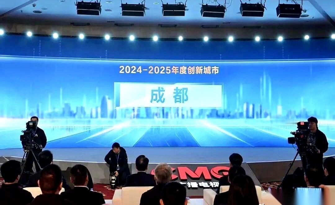 真的,我有时候刷到网上吵架都想笑。都说我们成都人懒,就知道泡茶馆、打麻将,过得