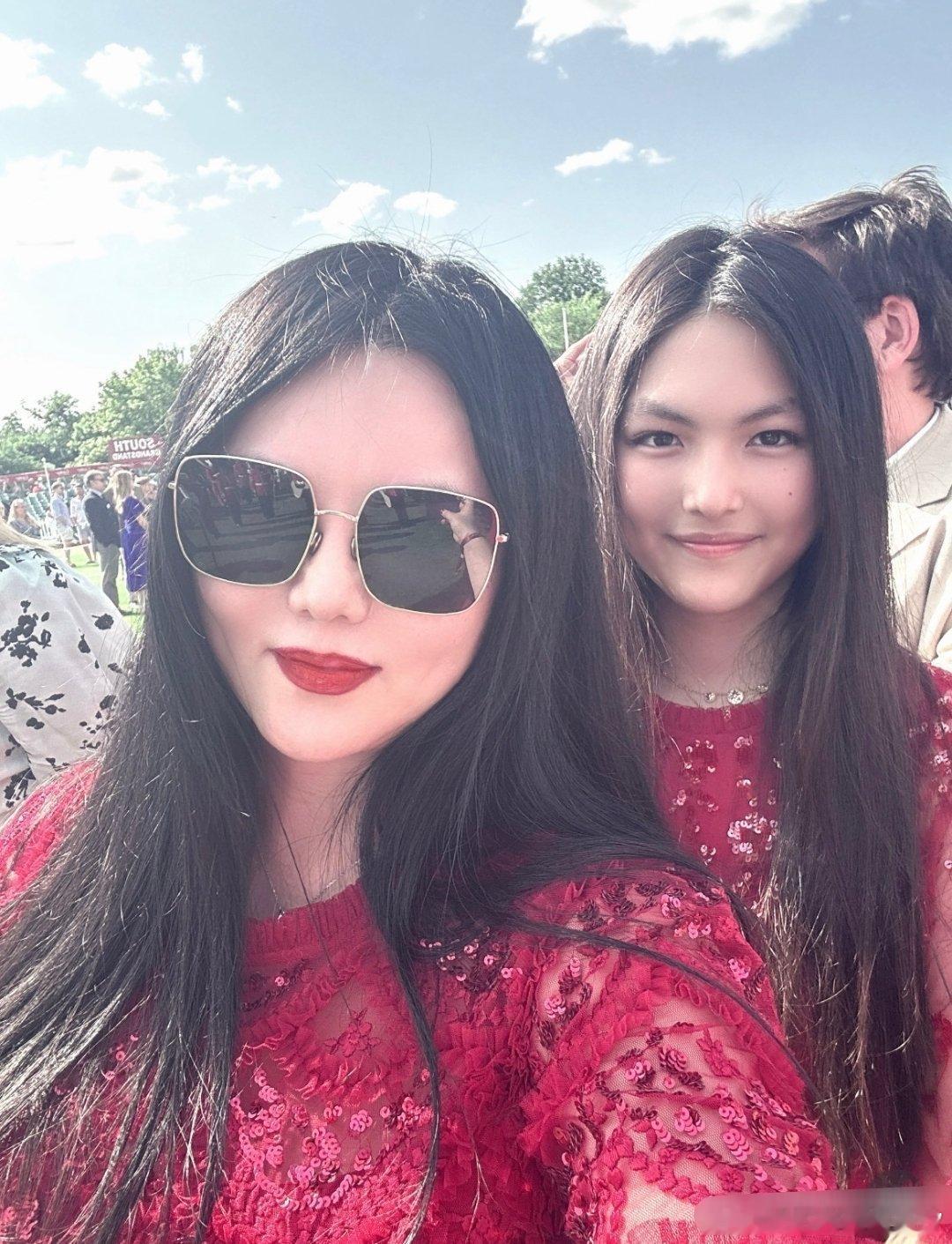 李湘带王诗龄参加名流宴会，母女俩穿母子装被吐槽，16岁的王诗龄穿大红蕾丝裙太成熟