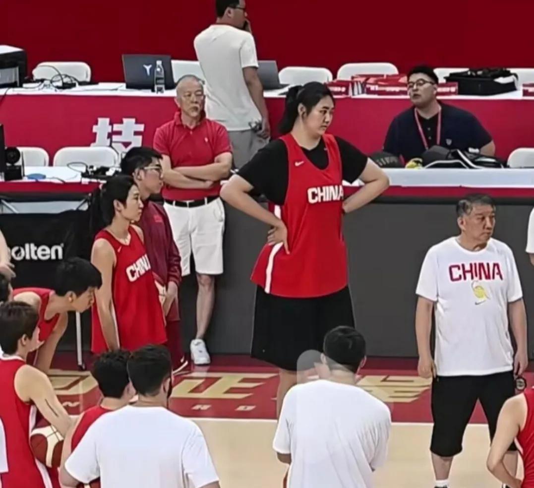 目前看张子宇就是中国内线的擎天柱，如何用好张子宇是宫鲁鸣教练面前的一个课题…日